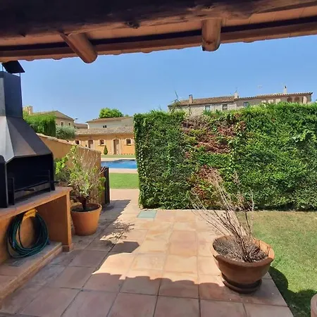 Casa Con Piscina Comunitaria En * Torroella de Fluviá